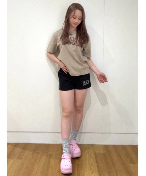 GAP(ギャップ)の「ヘビーウェイト GAPロゴ リラックスフィット クロップドTシャツ(Tシャツ/カットソー・メンズ・ネイビー/ブラウン/ブラック/オフホワイト・XS/S/M/L/XL)」の5枚目の写真
