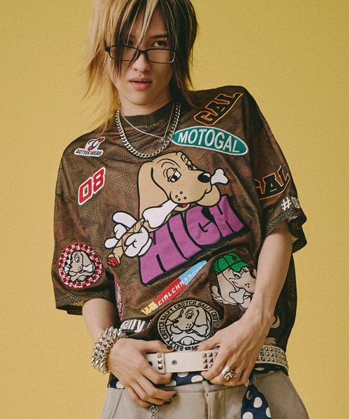 GALFY(ガルフィー)の「【GALFY/ガルフィー】ワッペンだらけでハイになってるTシャツ(Tシャツ/カットソー・メンズ・パープル/ブラウン/カーキ・XL/M/L)」の2枚目の写真