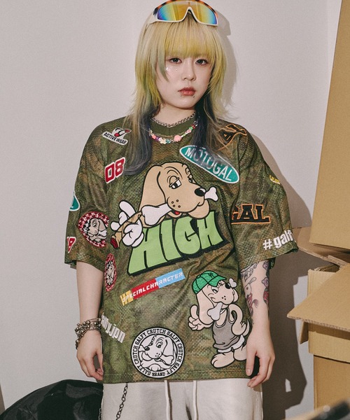 GALFY(ガルフィー)の「【GALFY/ガルフィー】ワッペンだらけでハイになってるTシャツ(Tシャツ/カットソー・メンズ・パープル/ブラウン/カーキ・XL/M/L)」の1枚目の写真