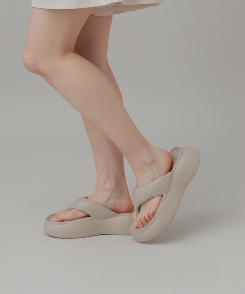 LAKOLE(ラコレ)の「EVAぷっくりトングサンダル / 638021(サンダル・レディース・サンドグレー/ブラック・SMALL/MEDIUM/LARGE)」の1枚目の写真