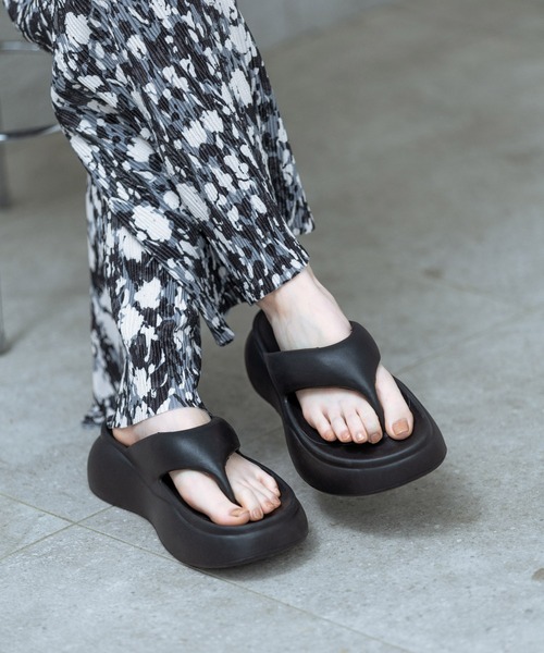 LAKOLE(ラコレ)の「EVAぷっくりトングサンダル / 638021(サンダル・レディース・サンドグレー/ブラック・SMALL/MEDIUM/LARGE)」の2枚目の写真