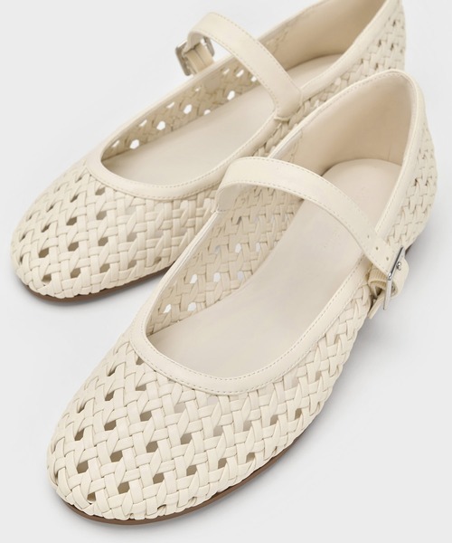 CHARLES & KEITH(チャールズ & キース)の「ウーブン メリージェーン フラット(パンプス・レディース・ブラウン/クリーム/ブラック・25cm/24.5cm/23.5cm/23cm/22.5cm)」の15枚目の写真