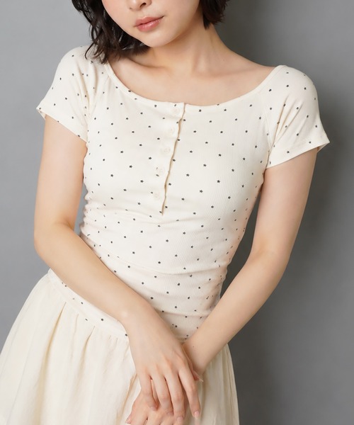 SPINNS（スピンズ）の「総柄半袖カットソー/ヘンリーネック/小花柄/星/全5種（Tシャツ/カットソー・レディース・その他5/その他4/その他3/その他2/その他1・ONESIZE）」の2枚目の写真