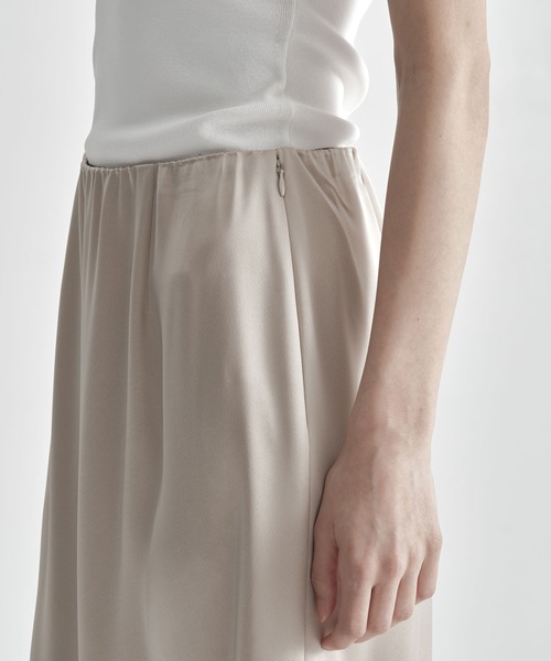 THE TOKYO(ザトウキョウ)の「【THE TOKYO/ザトウキョウ】Satin Tight Skirt/トリアセテートダブルサテンスカート(スカート・レディース・ベージュ/ブラウン/ブラック・2/1)」の8枚目の写真