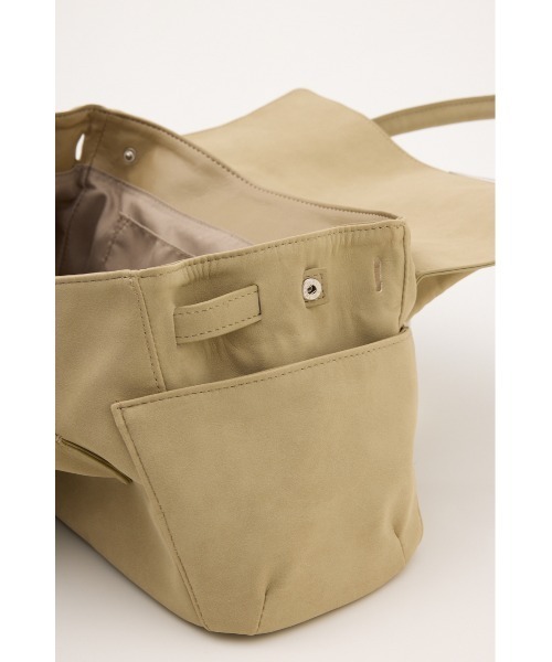 MOUSSY(マウジー)の「SLOUCHY FLAP SHOULDER バッグ(ショルダーバッグ・レディース・ライトベージュ/ブラウン/カーキ・FREE)」の18枚目の写真