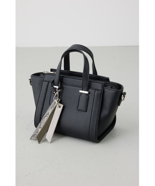 AZUL by moussy(アズールバイマウジー)の「【大人気!】チャームセットトラペイズドバッグ【着用画像あり】(ショルダーバッグ・レディース・ブラック/ライトグレー/アイボリー・FREE)」の8枚目の写真