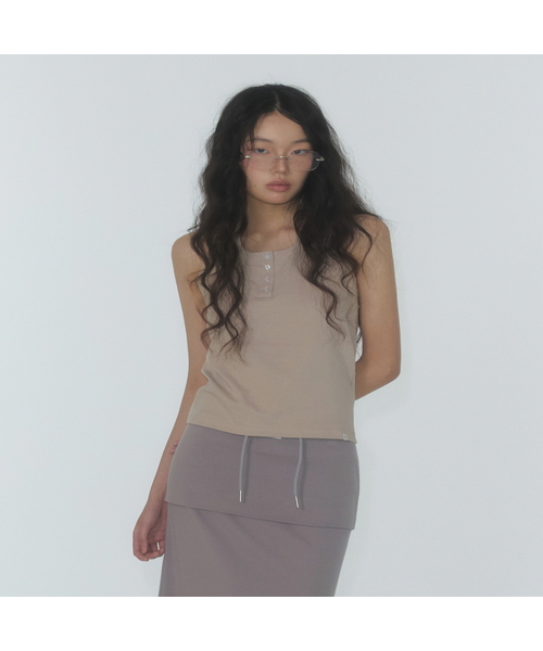 TWEE（トゥウィー）の「エト ヘンリーホルターネックスリーブレス（Tシャツ/カットソー・レディース・Beige/ダークグレー/オリーブ・SMALL/MEDIUM）」の3枚目の写真