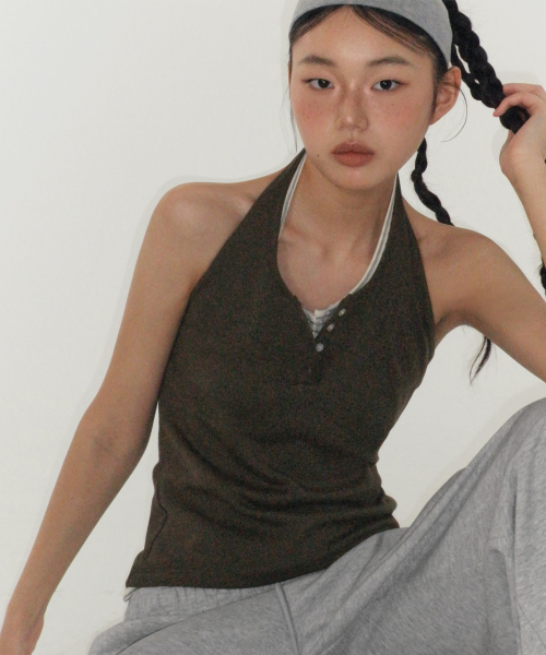 TWEE（トゥウィー）の「エト ヘンリーホルターネックスリーブレス（Tシャツ/カットソー・レディース・Beige/ダークグレー/オリーブ・SMALL/MEDIUM）」の6枚目の写真