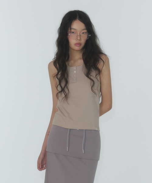 TWEE（トゥウィー）の「エト ヘンリーホルターネックスリーブレス（Tシャツ/カットソー・レディース・Beige/ダークグレー/オリーブ・SMALL/MEDIUM）」の7枚目の写真