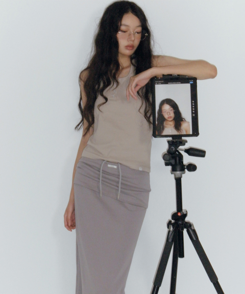 TWEE（トゥウィー）の「エト ヘンリーホルターネックスリーブレス（Tシャツ/カットソー・レディース・Beige/ダークグレー/オリーブ・SMALL/MEDIUM）」の8枚目の写真