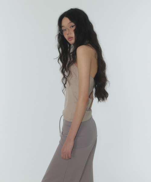 TWEE（トゥウィー）の「エト ヘンリーホルターネックスリーブレス（Tシャツ/カットソー・レディース・Beige/ダークグレー/オリーブ・SMALL/MEDIUM）」の10枚目の写真