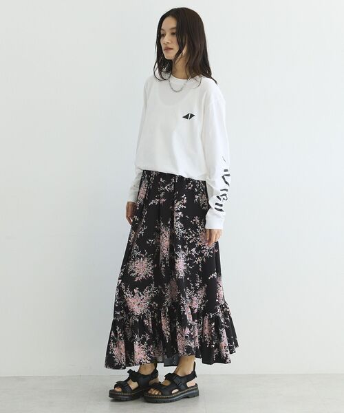 GARAGE OF GOOD CLOTHING(ガレージオブグッドクロージング)の「【日本製】ピーチファイユフラワープリント裾フリルスカート(スカート・レディース・ブラック/アイボリー・FREE)」の7枚目の写真
