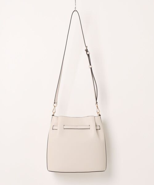 MICHAEL KORS（マイケルコース）の「CARSON ぺブルレザー コンバーチブル バケット クロスボディ ミディアム（ショルダーバッグ・レディース・ベージュ系・FREE）」の2枚目の写真