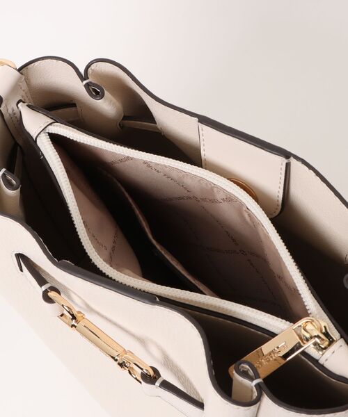 MICHAEL KORS（マイケルコース）の「CARSON ぺブルレザー コンバーチブル バケット クロスボディ ミディアム（ショルダーバッグ・レディース・ベージュ系・FREE）」の4枚目の写真