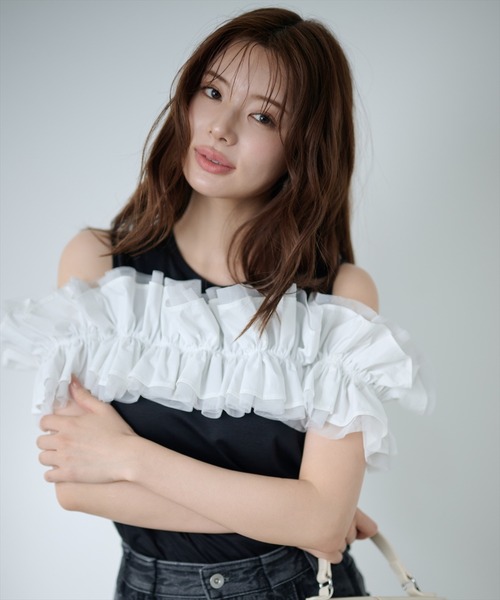 AND COUTURE(アンドクチュール)の「フリルギャザードッキングトップス(Tシャツ/カットソー・レディース・オフホワイト/ブラック・FREE)」の1枚目の写真