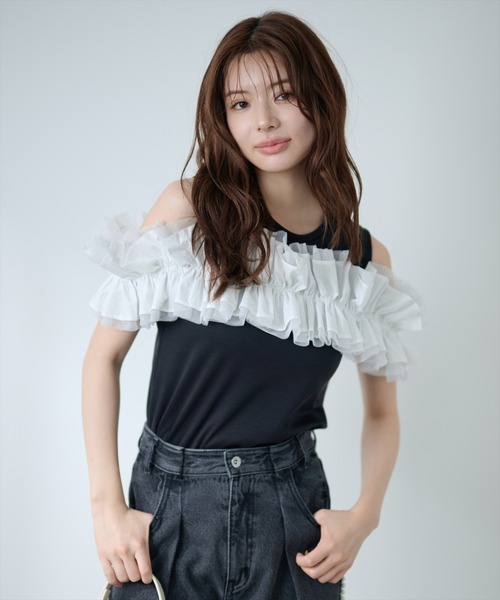 AND COUTURE(アンドクチュール)の「フリルギャザードッキングトップス(Tシャツ/カットソー・レディース・オフホワイト/ブラック・FREE)」の3枚目の写真