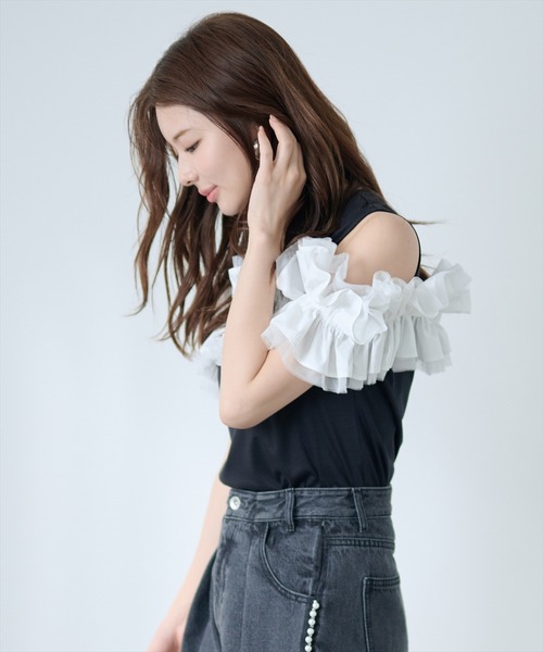 AND COUTURE(アンドクチュール)の「フリルギャザードッキングトップス(Tシャツ/カットソー・レディース・オフホワイト/ブラック・FREE)」の4枚目の写真