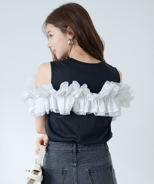 AND COUTURE(アンドクチュール)の「フリルギャザードッキングトップス(Tシャツ/カットソー・レディース・オフホワイト/ブラック・FREE)」の5枚目の写真