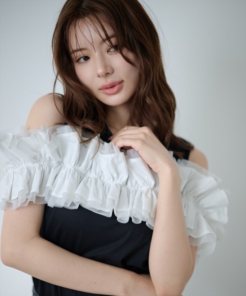 AND COUTURE(アンドクチュール)の「フリルギャザードッキングトップス(Tシャツ/カットソー・レディース・オフホワイト/ブラック・FREE)」の11枚目の写真
