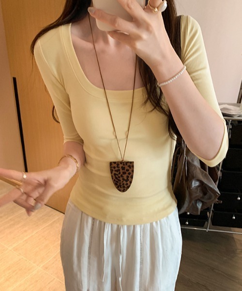 FLINEA(フリネア)の「Uネック半端袖Tシャツ(Tシャツ/カットソー・レディース・パープル/ネイビー/イエロー/ブラック/グレー/ホワイト・FREE)」の6枚目の写真