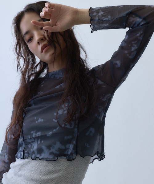 Clum(クルム)の「abstract print sheer mesh long sleeve top / アブストラクトプリントシアーメッシュロングスリーブトップス(Tシャツ/カットソー・レディース・ダークグレー・FREE)」の1枚目の写真