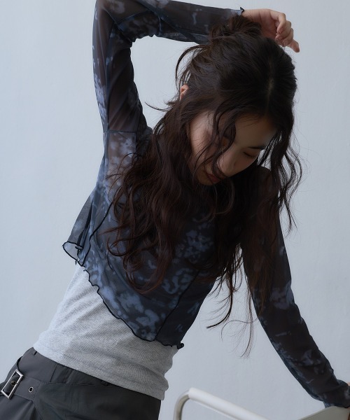 Clum(クルム)の「abstract print sheer mesh long sleeve top / アブストラクトプリントシアーメッシュロングスリーブトップス(Tシャツ/カットソー・レディース・ダークグレー・FREE)」の7枚目の写真