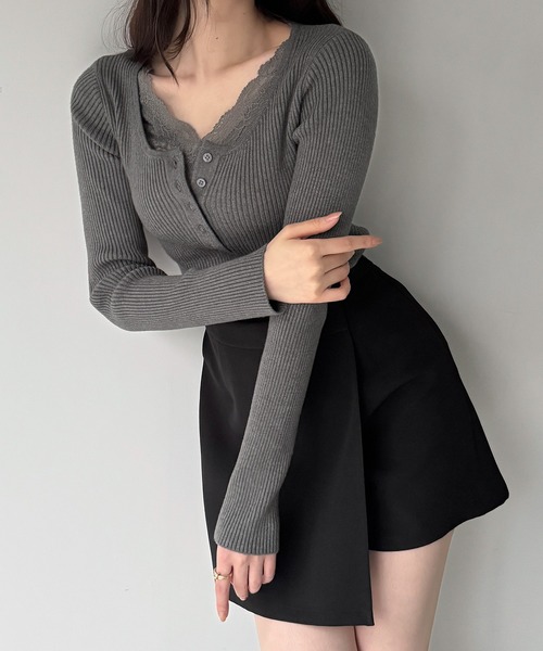 junoah(ジュノア)の「レースレイヤードヘンリーネックリブニット(ニット/セーター・レディース・アイボリー/チャコール/ブラック・LARGE/MEDIUM)」の3枚目の写真