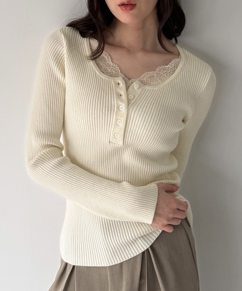 junoah(ジュノア)の「レースレイヤードヘンリーネックリブニット(ニット/セーター・レディース・アイボリー/チャコール/ブラック・LARGE/MEDIUM)」の2枚目の写真