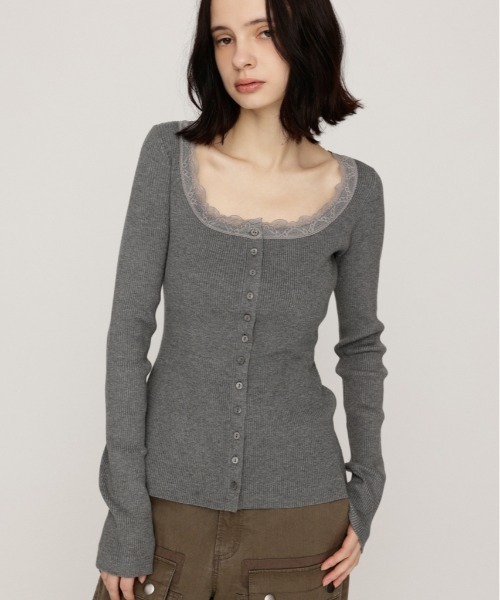 SLY(スライ)の「【WEB限定】LACE DOCKING FRONT BUTTON TOPS レースドッキングフロントボタントップス 秋服 ニットトップス(ニット/セーター・レディース・杢グレー/ブラック・FREE)」の1枚目の写真