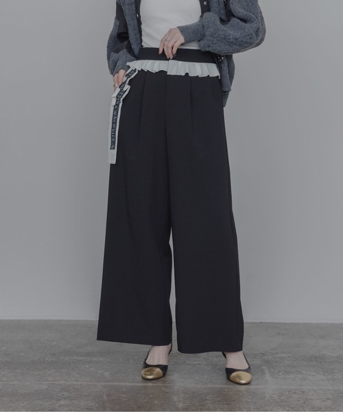 Eimee Law(エイミーロウ)の「ウエストフリルサイドロゴテープパンツ(その他パンツ・レディース・ブラック/ベージュ/ダークグレー・MEDIUM)」の1枚目の写真