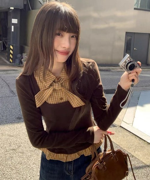AVYL(アヴィル)の「襟付きドッキングレイヤード風長袖ニット(Tシャツ/カットソー・レディース・ブラック/ブラウン・M)」の2枚目の写真