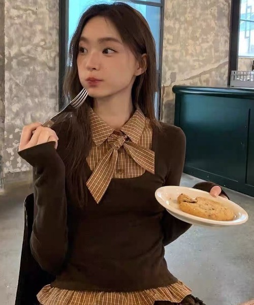 AVYL(アヴィル)の「襟付きドッキングレイヤード風長袖ニット(Tシャツ/カットソー・レディース・ブラック/ブラウン・M)」の3枚目の写真