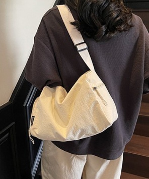 Alum'(アルム)の「【軽量/A4対応】ナイロン 太ストラップ大容量ボストンショルダーバッグ(ボストンバッグ・レディース・サックスブルー/ライトパープル/イエロー/ブラック/ホワイト/ライトグリーン・FREE)」の2枚目の写真