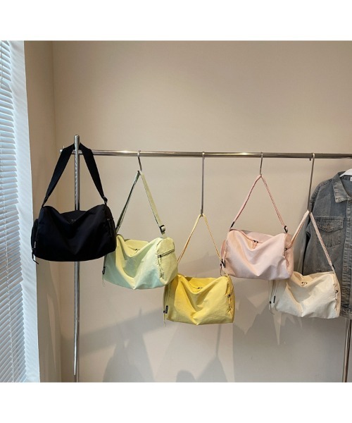 Alum'(アルム)の「【軽量/A4対応】ナイロン 太ストラップ大容量ボストンショルダーバッグ(ボストンバッグ・レディース・サックスブルー/ライトパープル/イエロー/ブラック/ホワイト/ライトグリーン・FREE)」の7枚目の写真