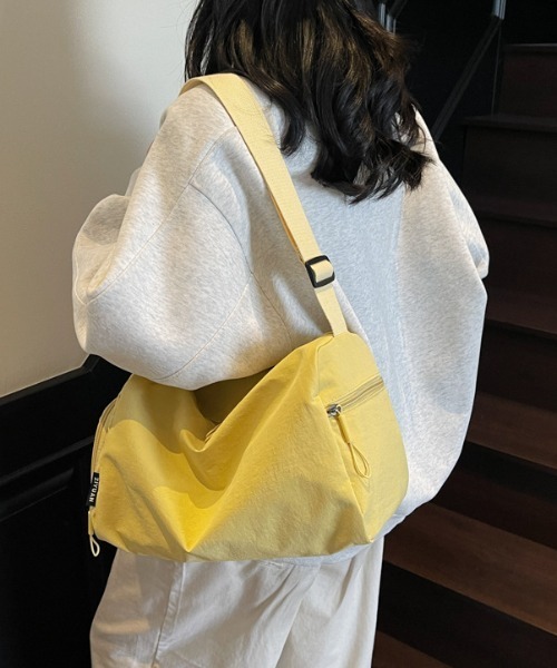 Alum'(アルム)の「【軽量/A4対応】ナイロン 太ストラップ大容量ボストンショルダーバッグ(ボストンバッグ・レディース・サックスブルー/ライトパープル/イエロー/ブラック/ホワイト/ライトグリーン・FREE)」の15枚目の写真