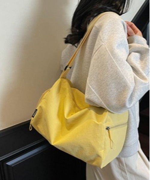 Alum'(アルム)の「【軽量/A4対応】ナイロン 太ストラップ大容量ボストンショルダーバッグ(ボストンバッグ・レディース・サックスブルー/ライトパープル/イエロー/ブラック/ホワイト/ライトグリーン・FREE)」の17枚目の写真