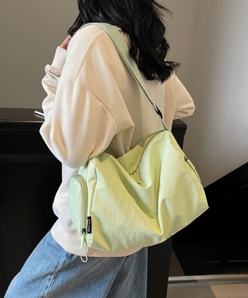 Alum'(アルム)の「【軽量/A4対応】ナイロン 太ストラップ大容量ボストンショルダーバッグ(ボストンバッグ・レディース・サックスブルー/ライトパープル/イエロー/ブラック/ホワイト/ライトグリーン・FREE)」の19枚目の写真