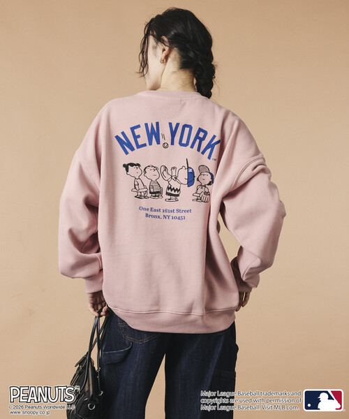 FREAK'S STORE(フリークスストア)の「限定展開 PEANUTS×MLB 別注 ビッグシルエット バックプリント スウェット / YANKEES(スウェット・メンズ・ピンク/ブラック/グレー/ネイビー・SMALL/MEDIUM/LARGE)」の4枚目の写真