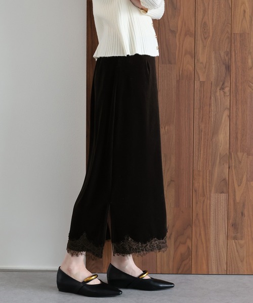 J by blue(ジェイバイブルー)の「《2サイズ展開》ヘムレースベロアスカート(スカート・レディース・グレイッシュベージュ/ブラック/ブラウン・LARGE/MEDIUM)」の2枚目の写真