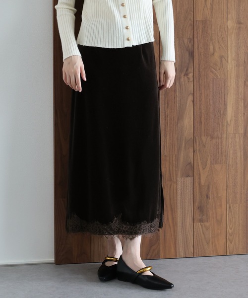J by blue(ジェイバイブルー)の「《2サイズ展開》ヘムレースベロアスカート(スカート・レディース・グレイッシュベージュ/ブラック/ブラウン・LARGE/MEDIUM)」の8枚目の写真