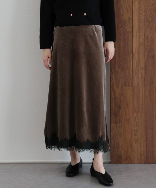 J by blue(ジェイバイブルー)の「《2サイズ展開》ヘムレースベロアスカート(スカート・レディース・グレイッシュベージュ/ブラック/ブラウン・LARGE/MEDIUM)」の4枚目の写真