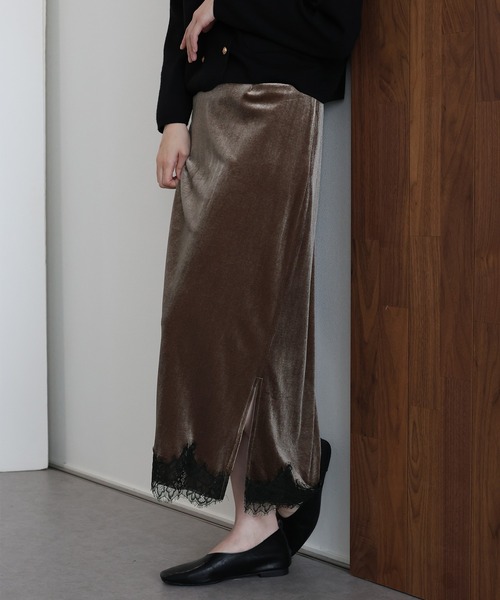 J by blue(ジェイバイブルー)の「《2サイズ展開》ヘムレースベロアスカート(スカート・レディース・グレイッシュベージュ/ブラック/ブラウン・LARGE/MEDIUM)」の5枚目の写真