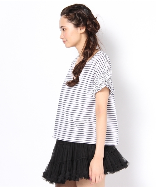 Khaju(カージュ)の「Khaju:ボーダーフリルスリーブ Tee(Tシャツ/カットソー・レディース・オフホワイト/グレー・ONE SIZE)」の3枚目の写真