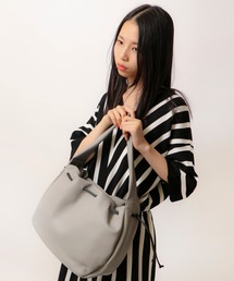 ikot 丸型レザーショルダーバッグ