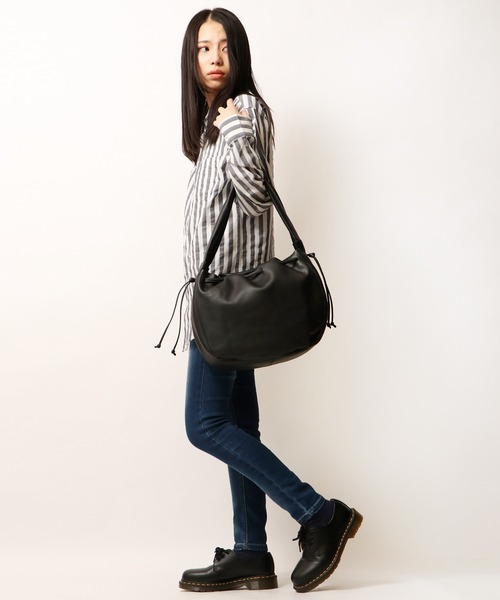 ikot（イコット）の「ikot 丸型レザーショルダーバッグ（ショルダーバッグ・レディース・ブラック/ライトグレー・FREE）」の16枚目の写真