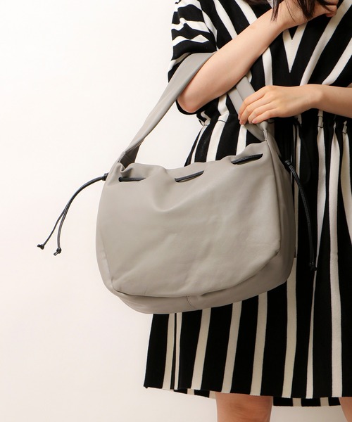 ikot（イコット）の「ikot 丸型レザーショルダーバッグ（ショルダーバッグ・レディース・ブラック/ライトグレー・FREE）」の19枚目の写真