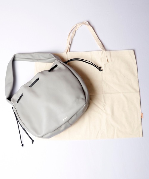 ikot（イコット）の「ikot 丸型レザーショルダーバッグ（ショルダーバッグ・レディース・ブラック/ライトグレー・FREE）」の3枚目の写真