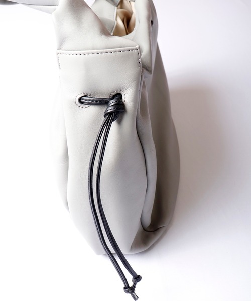 ikot（イコット）の「ikot 丸型レザーショルダーバッグ（ショルダーバッグ・レディース・ブラック/ライトグレー・FREE）」の5枚目の写真