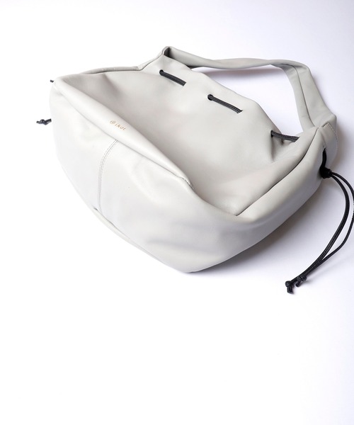 ikot（イコット）の「ikot 丸型レザーショルダーバッグ（ショルダーバッグ・レディース・ブラック/ライトグレー・FREE）」の4枚目の写真