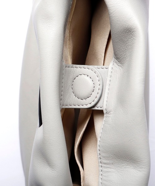 ikot（イコット）の「ikot 丸型レザーショルダーバッグ（ショルダーバッグ・レディース・ブラック/ライトグレー・FREE）」の7枚目の写真